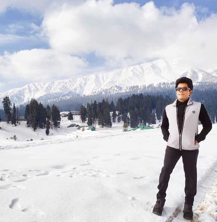 தற்போதும், இரண்டு போட்டோக்களை வெளியிட்டு, கூடிய விரைவில் அப்டேட் வரும் என பதிவிட்டுள்ளார்