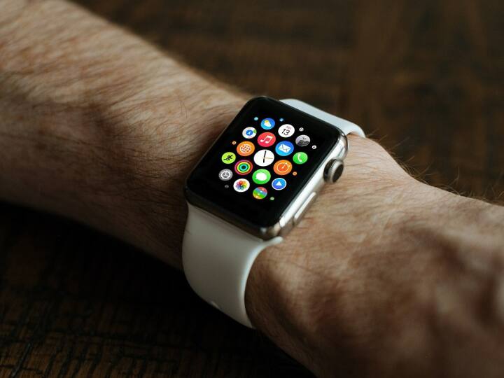 Future Apple Watch may be able to monitor blood glucose Sugar without pricking the skin and Blood न खून निकलेगा, न दर्द होगा.. इस तरह शुगर लेवल बताएगी एपल वॉच, क्या ऐसी कोई टेक्नोलॉजी बन चुकी है?