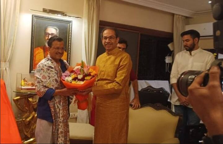 Arvind Kejriwal Meets Uddhav Thackeray:  દિલ્હીના મુખ્યમંત્રી અરવિંદ કેજરીવાલ શુક્રવારે (24 ફેબ્રુઆરી) ઉદ્ધવ ઠાકરેને મળ્યા હતા. અરવિંદ કેજરીવાલ મહારાષ્ટ્રના પૂર્વ સીએમને મળવા માતોશ્રી પહોંચ્યા હતા.