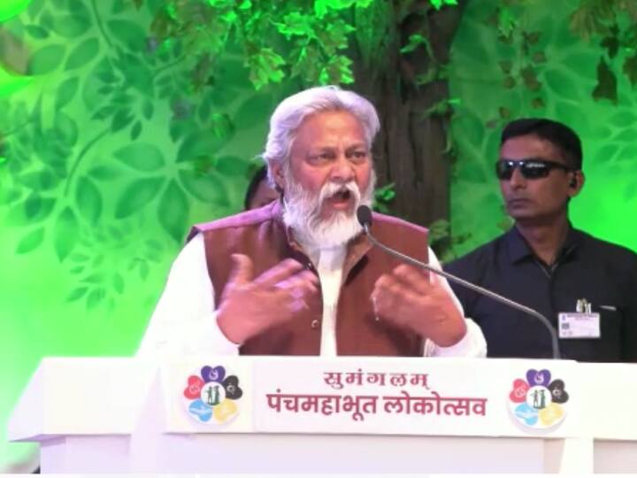 पूर्वीच्या काळी जल, अग्नी, पृथ्वी, वायू, आकाश या पंचमहाभूतांचे पूजन आणि रक्षण केले जात असे. परंतु, सध्या पंचतत्त्वांना हानी पोहोचवली जात असून त्याचे दुष्परिणाम आपल्याला भोगावे लागत आहेत. नीर, नारी आणि नदीला महत्व मिळवून देण्यासाठी प्रत्येकाने योगदान द्यावे, असे आवाहन जलतज्ज्ञ राजेंद्रसिंह यांनी सुमंगलम लोकोत्सवात केले.