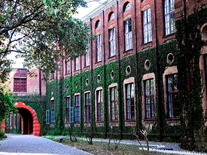 दून स्कूल भारत के सबसे लोकप्रिय और शानदार स्कूलों में से एक है. यहां भारत के कई राजनीतिक घरानों के बच्चे पढ़ते हैं. द दून स्कूल का कैंपस 70 एकड़ की जमीन पर फैला हुआ है. यहां हर एक विषय के लिए लिए अलग अलग डिपार्टमेंट बने हैं. हालांकि, यहां लगने वाली फीस भी बहुत ज्यादा है.