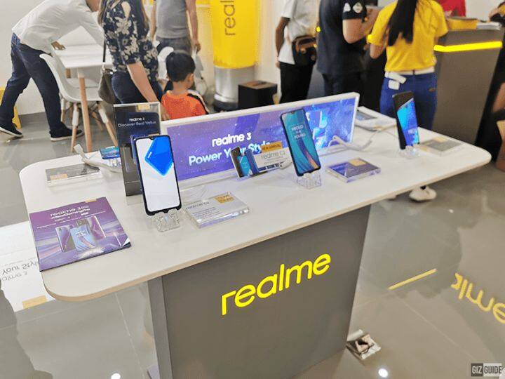 रियलमी भी एक बजट स्मार्टफोन ब्रांड है, जिसकी मैन्युफैक्चरिंग उत्तर प्रदेश के ग्रेटर नोएडा में की जा रही है. यह भी एक चीनी कंपनी है. कंपनी भारत में तेजी से फेल रही है और हाल के वर्षों में देश में सबसे तेजी से बढ़ने वाले स्मार्टफोन ब्रांडों में से एक रही है.
