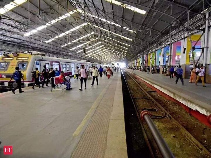 दरअसल, हावड़ा जंक्शन, गोरखपुर जंक्शन और छत्रपति शिवाजी टर्मिनस (CST) तीनों ही स्टेशनों की गिनती देश के सबसे बड़े स्टेशनों में होती है, लेकिन ये तीनों ही अलग अलग चीजों में सबसे बड़े हैं.