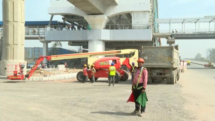 मेट्रो की तरह रैपिड रेल में भी सुरक्षित दरवाज़े लगाए गए हैं जो सेंसर से लैस हैं. इस स्टेशन की क्षमता 1 लाख यात्रियों की है हालांकि इतनी बड़ी संख्या में यात्री आने मुश्किल हैं. रैपिड रेल स्टेशन चूंकि एलिवेटेड ट्रैक पर बना है इसलिए ये रोड की जगह नहीं घेरता, लोगों को रैपिड रेल के आने का बेसब्री से इंतज़ार है, लोग दिल्ली से मेरठ बिना किसी झंझट के आराम से बिना किसी जाम के पहुंच सकेंगे वो भी 45 मिनट में.