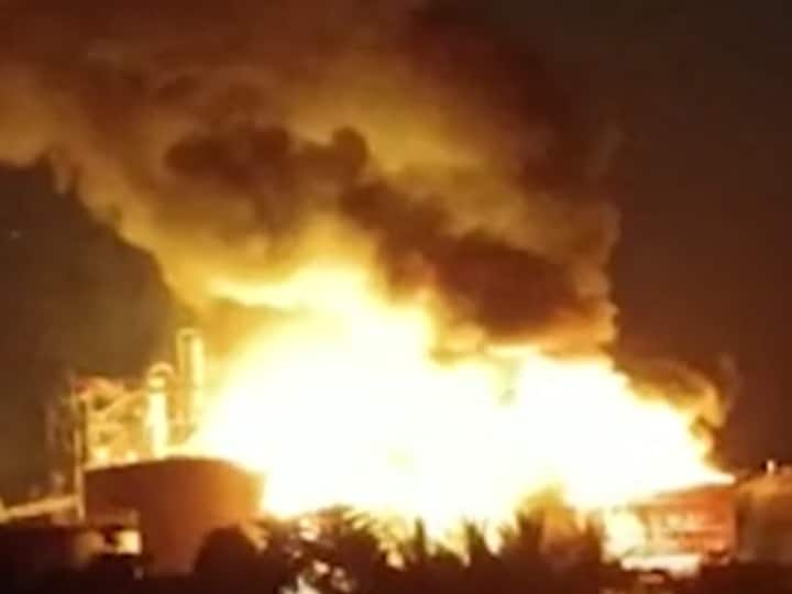 MP News Khamaria ordinance factory blast in filling section staff member injured ann Ordinance Factory Blast: ऑर्डिनेंस फैक्ट्री के फिलिंग सेक्शन में हुआ विस्फोट, कर्मचारी के दोनों हाथ और चेहरा झुलसा