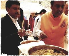 Isha Ambani Engagement Photos: इटली में रॉयल सगाई से पहले ईशा अंबानी और मुकेश अंबानी ने खाई थी इंदौर की स्पेशल चाट, देखें तस्वीरें