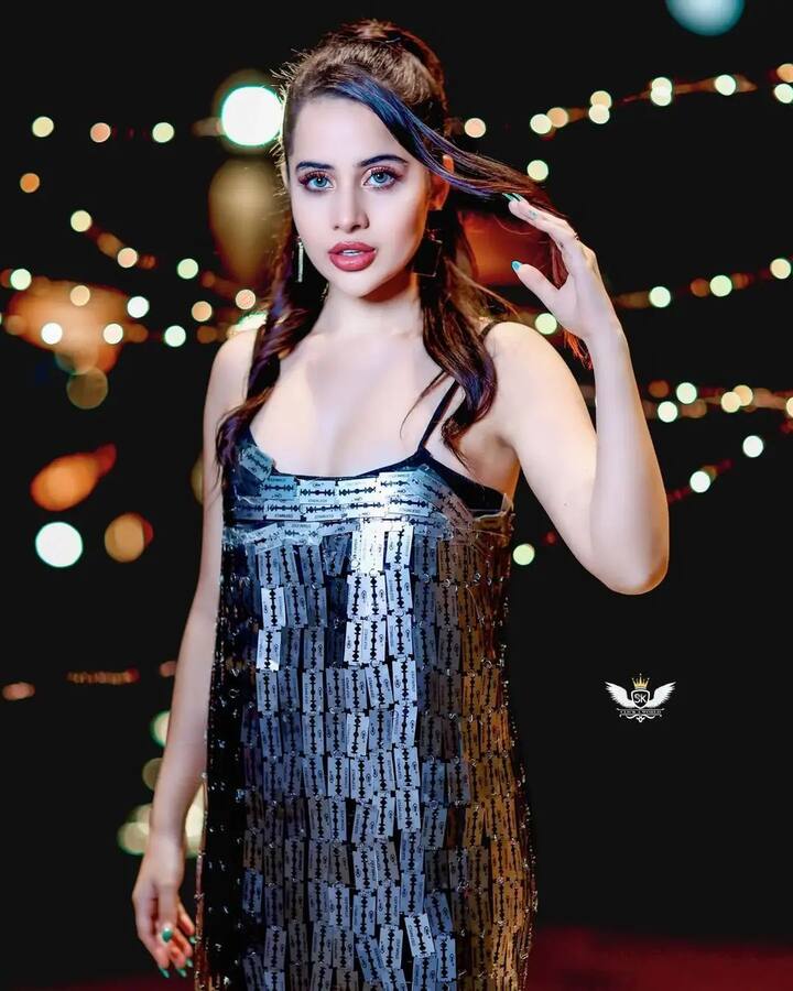 जे दिसते ते विकले जाते असेही उर्फी जावेदने म्हटले आहे. ती म्हणाली की, तिला ओपन ड्रेसमध्ये कोणतीही अडचण नाही.