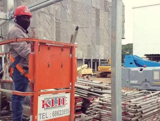 ਫਾਇਰਫਾਈਟਰ ਲਾਲ ਰੰਗ ਦੇ ਹੈਲਮੇਟ ਪਹਿਨਦੇ ਹਨ। ਤੁਸੀਂ ਇਹ ਵੀ ਦੇਖਿਆ ਹੋਵੇਗਾ ਕਿ ਅੱਗ ਬੁਝਾਉਣ ਵਾਲੇ ਇਸ ਰੰਗ ਦੇ ਹੈਲਮੇਟ ਪਹਿਨਦੇ ਹਨ।