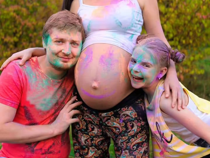 precaution for pregnant women during holi stay away from chemical color Holi 2023: गर्भवती महिलाएं होली खेलने के दौरान भूल से भी ना करें ये गलती...नहीं तो पड़ जाएंगे लेने के देने