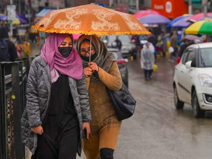 जम्मू कश्मीर, लद्दाख सहित हिमाचल प्रदेश में आज (25 फरवरी) से मौसम फिर बदल सकता है. विभाग के अनुसार 28 फरवरी को पहाड़ी इलाकों में बारिश-बर्फबारी हो सकती है.