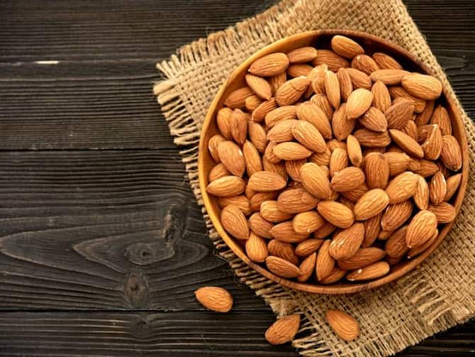 Almonds Side Effects Badam Is Not Healthy As You Think Know Its Disadvantages | Badam Side Effects: ज्यादा खाया तो कई बीमारियों का सबब बनेगा 'बादाम', जानें इसके 4 खतरनाक साइड इफेक्ट्स