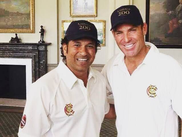 सचिन बल्लेबाजी के साथ-साथ अक्सर गेंदबाजी भी किया करते थे. उन्होंने अपने इंटरनेशनल करियर में कुल 201 विकेट चटकाए हैं. वनडे क्रिकेट में बॉलिंग के एक मामले में वह दिग्गज गेंदबाज शेन वॉर्न से भी आगे हैं. (फोटो सोर्स- इंस्टाग्राम)