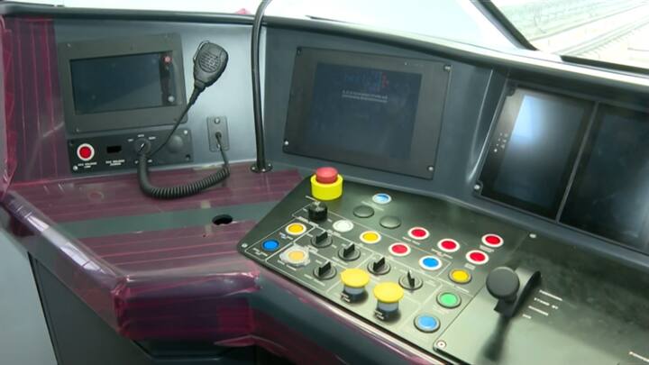 कोच में टॉक बैक की सुविधा है जिसमें ड्राइवर से किसी इमरजेंसी के समय बात की जा सकती है.