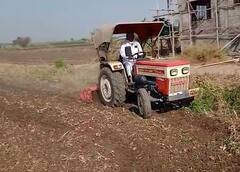 onion : एक एकर कांद्यावर शेतकऱ्यानं फिरवला रोटाव्हेटर