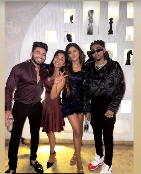 पार्टीत निम्रित कौर अहलुवालिया निळ्या रंगाच्या शॉर्ट ड्रेसमध्ये दिसली.