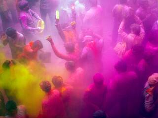 Weird Tradition: ਜਿਉਂਦੇ ਲੋਕਾਂ ਦੀ ਨਿਕਲਦੀ ਹੈ ਅਰਥੀ, ਹਰ ਕੋਈ ਦਿੰਦਾ ਹੈ ਅਸ਼ਲੀਲ ਤਾਅਨੇ! ਇਸ ਸ਼ਹਿਰ ਵਿੱਚ ਕਿਉਂ ਮਨਾਈ ਜਾਂਦੀ ਹੈ ਅਜਿਹੀ ਹੋਲੀ?