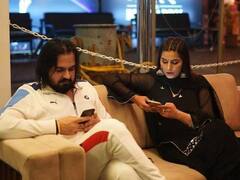 Sapna Choudhary Photos: पति वीर साहू के साथ सब कुछ भूलकर रोमांटिक हो जाती हैं सपना चौधरी, ये रही एक से बढ़कर एक कोजी तस्वीरें