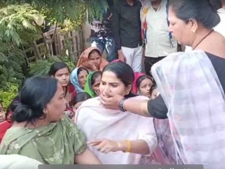 Prayagraj Murder Case Samajwadi Party MLA Pooja Pal Swore Umesh Pal Family Umesh Pal Murder Case: सपा विधायक पूजा पाल की उमेश के परिवार से हुई कहासुनी, बाहरी लोगों ने मामला कराया शांत