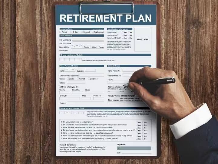 Retirement Fund Plan: रिटायरमेंट के बाद रेगुलर इनकम का सोर्स खत्म हो जाता है. ऐसे में रिटायरमेंट फंड का सही मैनेजमेंट बहुत आवश्यक है जिससे फ्यूचर में पैसों की तंगी न हो.
