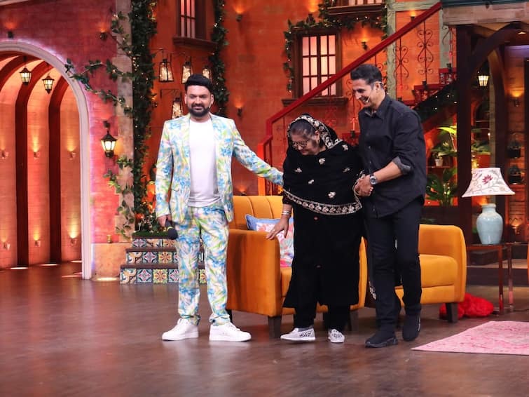 Akshay Kumar Remembers His Late Mother, Gets Emotional On 'The Kapil Sharma Show' Akshay Kumar Remembers His Late Mother, Gets Emotional On 'The Kapil Sharma Show'