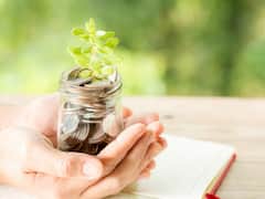 Fixed Deposit: सीनियर सिटीजन के लिए FD पर 8 फीसदी तक का ब्याज, जानें कौन-कौन से बैंक दे रहे ये ऑफर