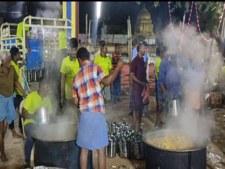 மதுரை: முனியாண்டி கோவில் பிரியாணி திருவிழா -   விடிய விடிய வரிசையில் நின்று பிரசாதத்தை வாங்கி சென்ற பக்தர்கள்