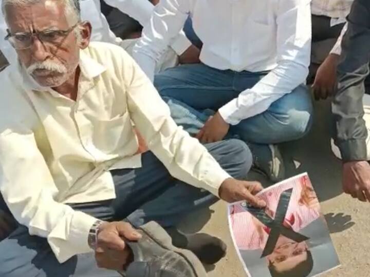 राष्ट्रवादीचे कार्यकर्ते आणि त्यांच्या समर्थकांनी मुरगूड पोलिस ठाण्यासमोर गर्दी केली.