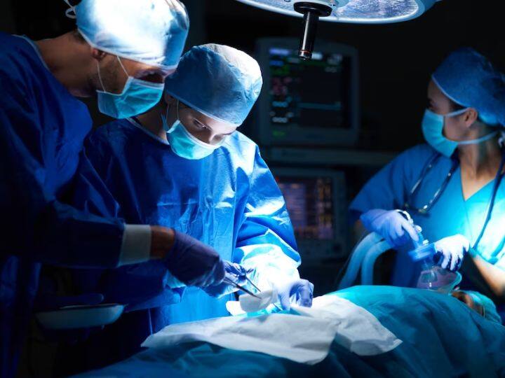 Persistent Mullerian Duct Syndrome Man With Uterus Fallopian Tubes Operated By Robotic Surgery In Faridabad कुदरत का ये कैसा अजूबा! बच्चे नहीं हुए तो जांच कराने अस्पताल पहुंचा शख्स, डॉक्टर ने खोला ऐसा राज कि पैरों तले खिसकी जमीन