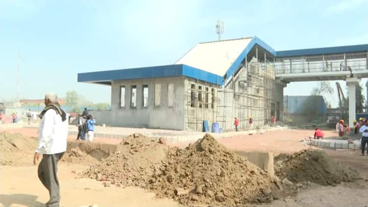 अब ज़्यादा समय नहीं है क्योंकि जून 2023 में रैपिड रेल 17 किलोमीटर का सफर कराएगी जिसमें करीब 5 स्टेशन भी बनकर तैयार हैं. साहिबाबाद, गाज़ियाबाद, गुलधर, दुहाई, दुहाई डिपो ये 5 स्टेशन के बीच 17 किलोमीटर का पहला चरण बनकर तैयार किया गया है.