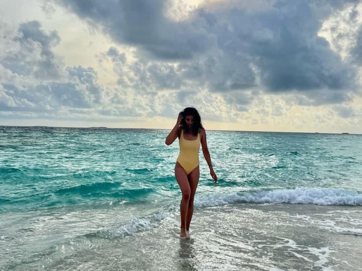 एक तरफ भारतीय क्रिकेट में अगले सुपरस्टार खिलाड़ी के तौर पर शुभमन गिल का नाम सबसे पहले आ रहा है. वहीं दूसरी तरफ स्टार ओपनिंग बल्लेबाज की बहन शाहलीन गिल सोशल मीडिया पर काफी फेमस हैं. शाहलीन अपनी खूबसूरती के मामले में दिग्गज बॉलीवुड अभिनेत्रियों को भी टक्कर देती हुईं नजर आती हैं. (फोटो सोर्स – सोशल मीडिया)