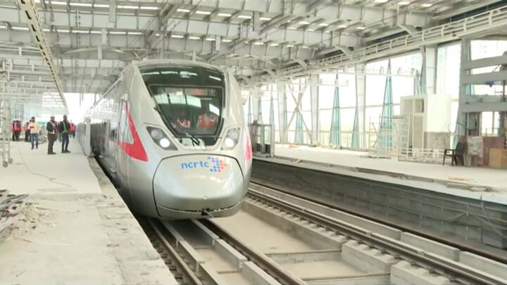 Rapid Rail: इसी साल जून से पहले शुरू हो रही है देश की पहली रैपिड रेल. देश की रैपिड रेल दिल्ली के सराय काले खां से शुरू हो कर मेरठ तक चलेगी. फ़िलहाल ग़ाज़ियाबाद के साहिबाबाद से गाजियाबाद के ही दुहाई तक 17 किलोमीटर के एक प्रियौरिटी सेक्शन पर ट्रायल रन चल रहा है. इसी साल जून से इस सेक्शन पर रैपिड रेल चलने लगेगी और जून 2025 से सराय काले खां से मेरठ तक के 82 किलोमीटर के फ़ुल रूट पर रैपिड रेल चलने लगेगी. 25 स्टेशन वाले इस सफ़र में कुल 45 मिनट लगेंगे.