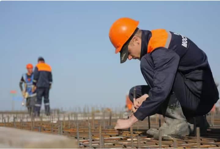 ਸੰਤਰੀ ਹੈਲਮੇਟ ਆਮ ਤੌਰ 'ਤੇ ਸੜਕ ਨਿਰਮਾਣ ਦਾ ਕੰਮ ਕਰਨ ਵਾਲੇ ਮਜ਼ਦੂਰਾਂ ਲਈ ਹੁੰਦਾ ਹੈ।