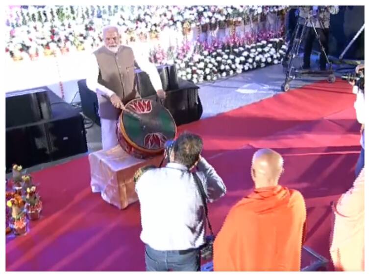 PM Modi Inaugurates 'Barisu Kannada Dim Dimava' Festival In Delhi, Plays Drums. Watch Video PM Modi Plays Drums As He Inaugurates 'Barisu Kannada Dim Dimava' Festival In Delhi. Watch Video