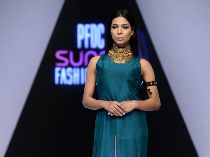 मारविया मलिक पाकिस्तान की पहली ट्रांसजेंडर टीवी न्यूज एंकर है, जिसकी उम्र 26 साल है. वो देश में ट्रांसजेंडर लोगों के लिए आवाज उठाती हैं, जिसका कई लोग विरोध करते हैं.