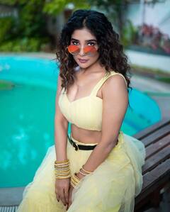 Sakshi Agarwal : ‘உன் கண்களில் என்ன காந்தம் இருக்கிறதா..’ பிக்பாஸ் புகழ் சாக்‌ஷியின் மஞ்சள் நிற க்ளிக்ஸ்!