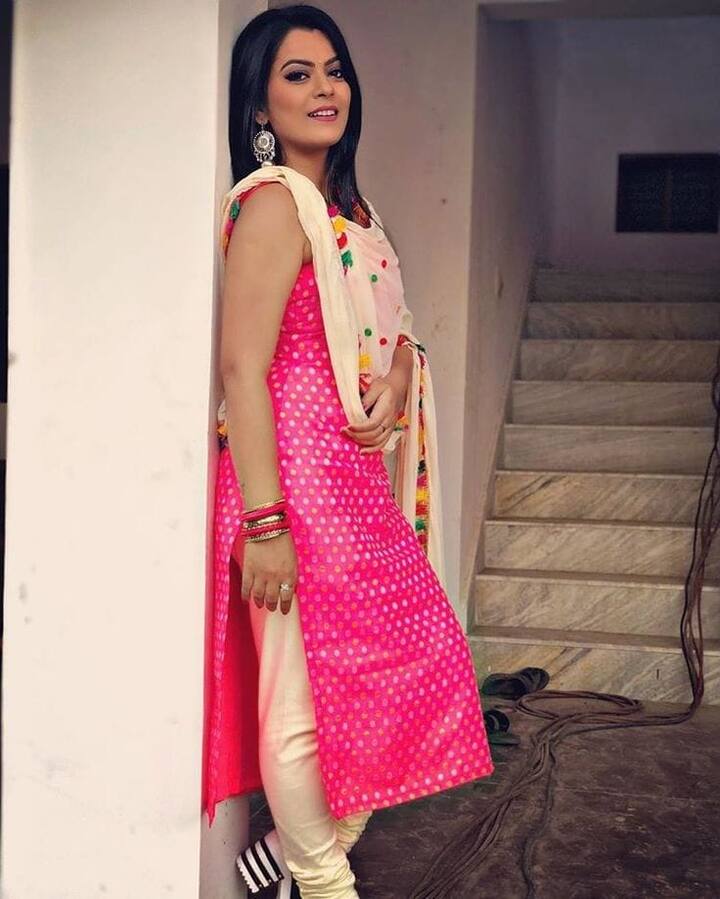 हम इस खबर में आपके लिए एक्ट्रेस की पुरानी तस्वीरें लेकर आए हैं. यह तस्वीरें ज्यादा पुरानी नहीं लेकिन एक्ट्रेस का लुक इनमें पूरी तरह से बदला बदला नजर आ रहा है.