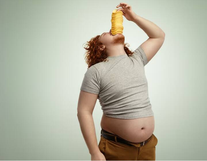 बढ़ते मोटापे के लिए इंसुलिन हार्मोन भी जिम्मेदार हो सकते हैं दरअसल इंसुलिन हमारे शरीर में ग्लूकोज को स्टोर करता है लेकिन किसी कारणवश अगर इंसुलिन ठीक तरीके से काम नहीं कर पाता है तो हमारे शरीर का वजन बढ़ सकता है. ज्यादा मीठी चीजें प्रोसेस्ड फूड और जंक फूड खाने लग जाते हैं तो इस हार्मोन में असंतुलन पैदा हो सकता है.