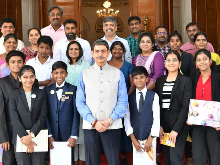 TN Youth achievers Photos : ராஜ் பவனில் உள்ள அன்னபூர்ணா ஹாலில் 10 இளம் சாதனையாளர்கள், ஆளுநர் ஆர்.என் ரவியை சந்தித்தனர்