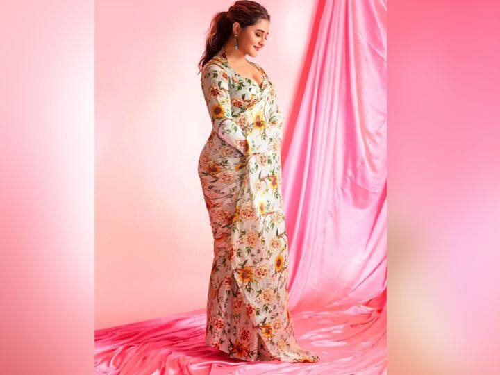 आप भी किसी फंक्शन में साड़ी कैरी करने का सोच रही हैं तो एक्ट्रेस रश्मि देसाई के लुक्स से इंस्पिरेशन ले सकती हैं. हर किसी की नजर आप पर ठहर जाएगी.