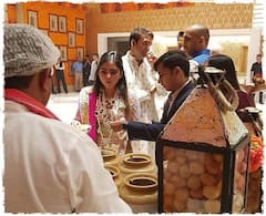 Isha Ambani Engagement Photos: इटली में रॉयल सगाई से पहले ईशा अंबानी और मुकेश अंबानी ने खाई थी इंदौर की स्पेशल चाट, देखें तस्वीरें