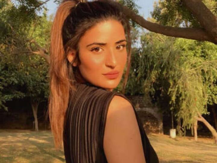 बता दें कि शाहलीन के अलावा शुभमन गिल की एक और बहन है जिसका नाम सिमरन सिद्धू है. हालांकि सिमरन अपनी बहन शाहलीन की तरह सोशल मीडिया की लाइमलाइट में नहीं रहती हैं. वहीं शुभमन गिल के एक किसान परिवार से आते हैं और उनके पिता का सपना था कि उनका बेटा एक क्रिकेट खिलाड़ी बने. (फोटो सोर्स – सोशल मीडिया)