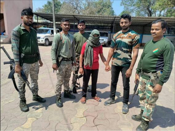 Gadchiroli police : गडचिरोली पोलिसांना मोठे यश; जहाल नक्षलवाद्याला ठोकल्या बेड्या Gadchiroli police : गडचिरोली पोलिसांना मोठे यश; जहाल नक्षलवाद्याला ठोकल्या बेड्या