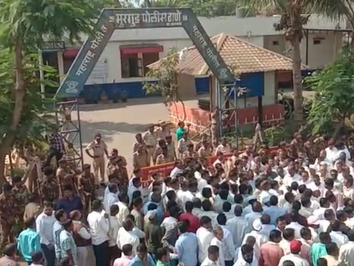 वातावरण तणावपूर्ण होत चालल्याने पोलिसांनी अतिरिक्त कुमक मागवली आहे.