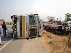 Delhi Road Accident: आनंद पर्वत इलाके में बेकाबू ट्रक पलटा, दर्दनाक हादसे में बच्चे सहित 4 की मौत