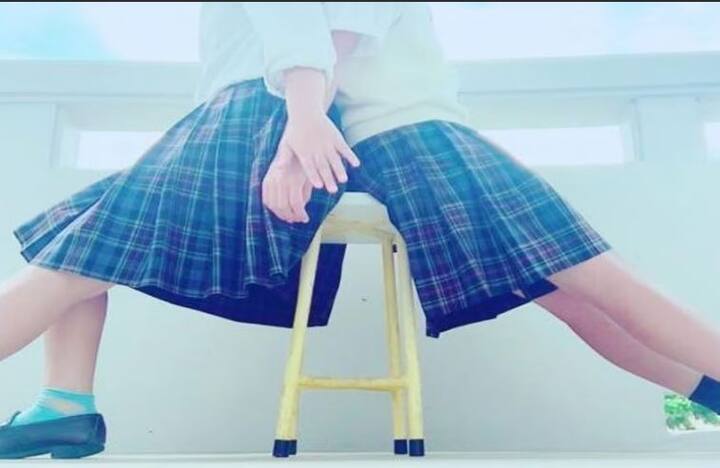 ਇਹ ਮੰਨਿਆ ਜਾਂਦਾ ਹੈ ਕਿ ਛੋਟੀਆਂ ਸਕਰਟਾਂ ਪਹਿਨਣ ਦੀ ਸੰਸਕ੍ਰਿਤੀ 90 ਦੇ ਦਹਾਕੇ ਵਿੱਚ ਮਸ਼ਹੂਰ ਜਾਪਾਨੀ ਪੌਪ ਸਟਾਰ ਨਮੀ ਅਮੁਰੋ ਦੇ ਕਾਰਨ ਸ਼ੁਰੂ ਹੋਈ ਸੀ। ਪਹਿਲਾਂ ਲੋਕਾਂ ਨੇ ਇਸ ਨੂੰ ਸਾਧਾਰਨ ਕੱਪੜਿਆਂ ਵਿੱਚ ਅਪਣਾਇਆ ਅਤੇ ਫਿਰ ਸਕੂਲੀ ਡਰੈੱਸ ਵਿੱਚ ਇਹ ਰੁਝਾਨ ਤੇਜ਼ੀ ਨਾਲ ਚੱਲਣ ਲੱਗਾ। ਭਾਵ ਉਸ ਦੌਰ ਵਿੱਚ, ਬਹੁਤ ਸਾਰੇ ਸਕੂਲਾਂ ਦੀਆਂ ਕੁੜੀਆਂ ਨੇ ਆਪਣੇ ਸਕੂਲੀ ਪਹਿਰਾਵੇ ਭਾਵ ਸ਼ਾਰਟ ਸਕਰਟ ਵਿੱਚ ਇਸ ਫੈਸ਼ਨ ਰੁਝਾਨ ਨੂੰ ਅਪਣਾਇਆ।