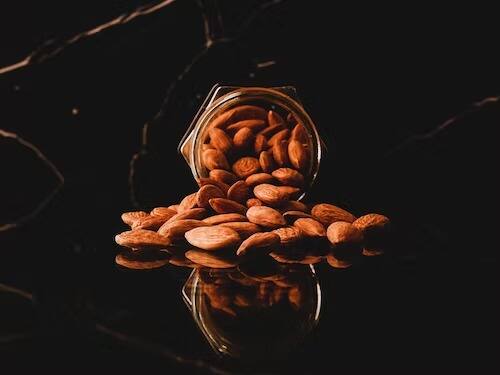 जास्त बदाम खाल्ल्याने बद्धकोष्ठता, गॅस आणि पोट खराब होण्याच्या गंभीर समस्या उद्भवू शकतात.