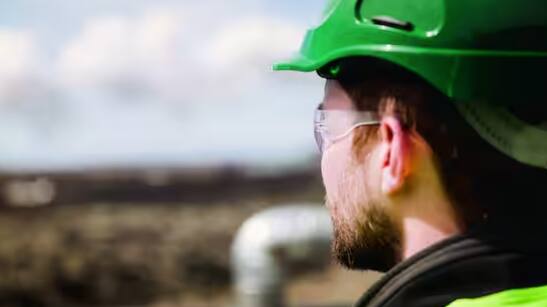 ਹਰੇ ਰੰਗ ਦਾ ਹੈਲਮੇਟ ਆਮ ਤੌਰ 'ਤੇ ਕਿਸੇ ਸਾਈਟ ਦੇ ਸੁਰੱਖਿਆ ਅਧਿਕਾਰੀ ਜਾਂ ਇੰਸਪੈਕਟਰ ਲਈ ਹੁੰਦਾ ਹੈ। ਇਸ ਦੇ ਨਾਲ ਜੋ ਲੋਕ ਨਵੇਂ ਹਨ ਜਾਂ ਨੌਕਰੀ 'ਤੇ ਸਿਖਲਾਈ ਲੈ ਰਹੇ ਹਨ, ਉਹ ਵੀ ਹਰੇ ਰੰਗ ਦੇ ਹੈਲਮੇਟ ਪਹਿਨਣ।