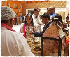 Isha Ambani Engagement Photos: इटली में रॉयल सगाई से पहले ईशा अंबानी और मुकेश अंबानी ने खाई थी इंदौर की स्पेशल चाट, देखें तस्वीरें