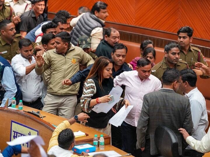 सदन में हुए भारी हंगामें और मार-पीट के चलते एक बार फिर कार्रवाई स्थगित कर दी गई. दिल्ली की मेयर शैली ओबेरॉय (Shelly Oberoi) ने बीजेपी के कुछ सदस्यों पर जानलेवा हमला करने का आरोप लगाया.