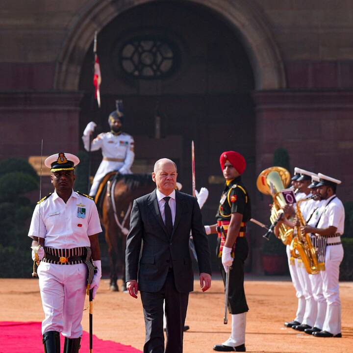 জার্মানির চ্যান্সেলর হওয়ার পর এই প্রথম ভারত সফরে এলেন ওলাফ স্কোলজ।